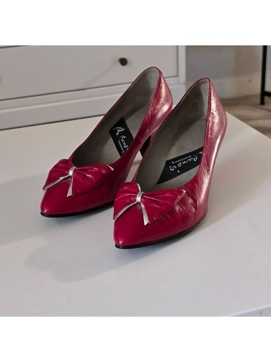 . Shoes - Vintage 80s leather pointed toe pumps with bow